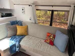 TV connectée, livres, vidéothèque