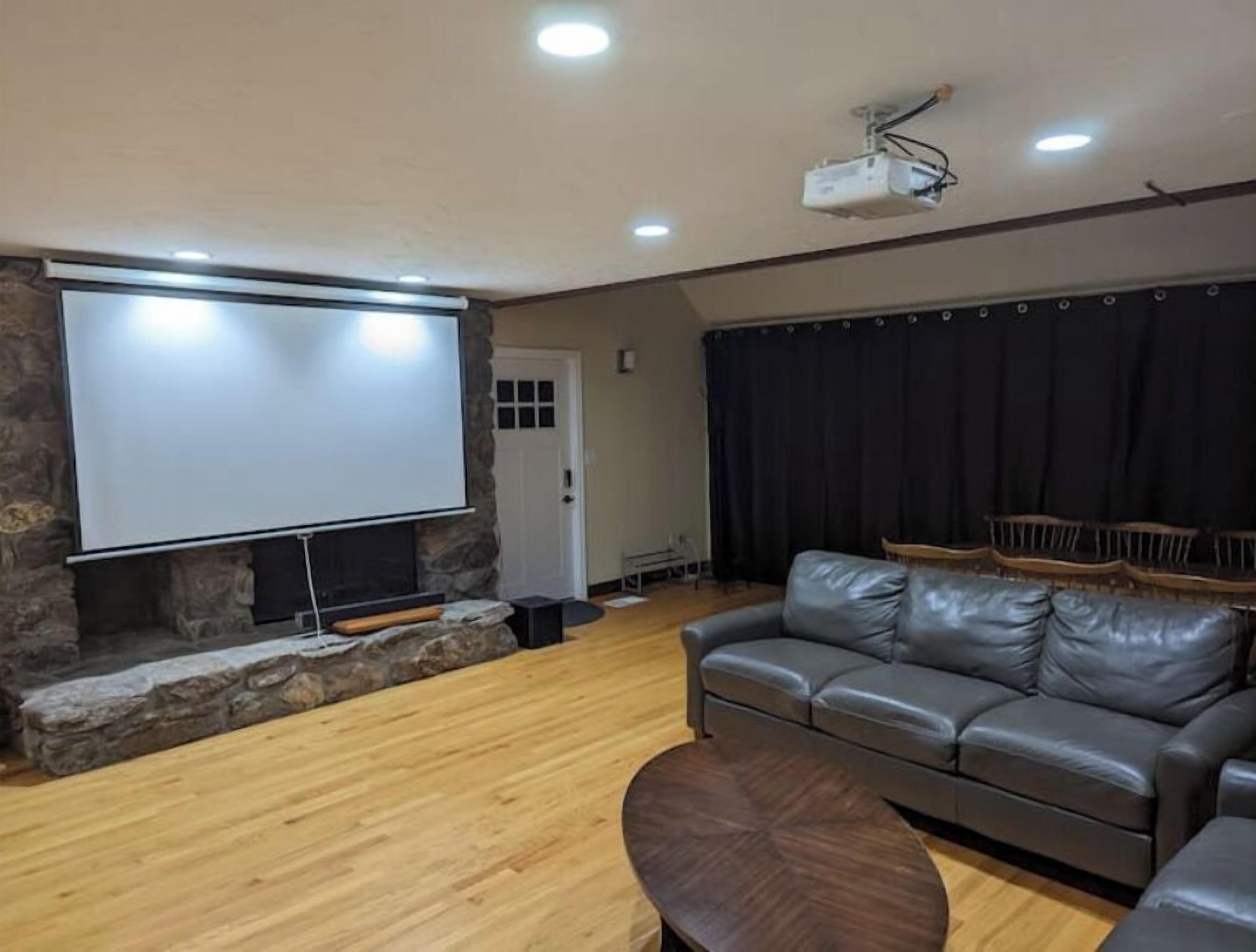 TV connectée, livres, chaîne hi-fi