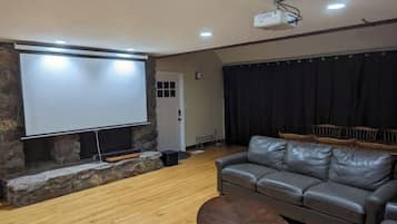 TV connectée, livres, chaîne hi-fi