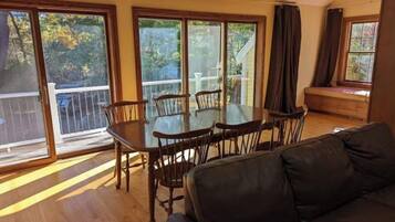 Smart-TV, Bücher, Stereoanlage