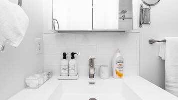 Asciugacapelli, asciugamani, sapone, shampoo