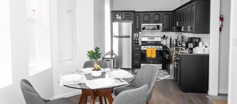 Gorgeous,  2- bedroom apartment walking distance to GWB!