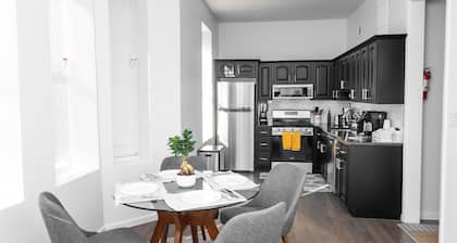 Gorgeous, 2- bedroom apartment walking distance to GWB!