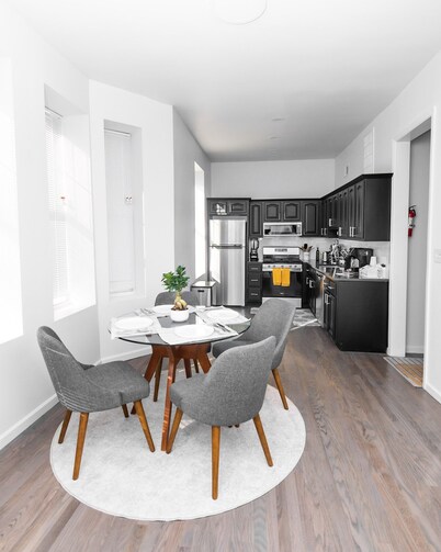 Gorgeous,  2- bedroom apartment walking distance to GWB!