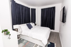 2 bedrooms, iron/ironing board, travel cot, free WiFi - Gorgeous,  2- bedroom apartment walking distance to GWB! (Fort Lee)