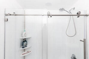 Séchoir à cheveux, serviettes fournies, savon, shampooing