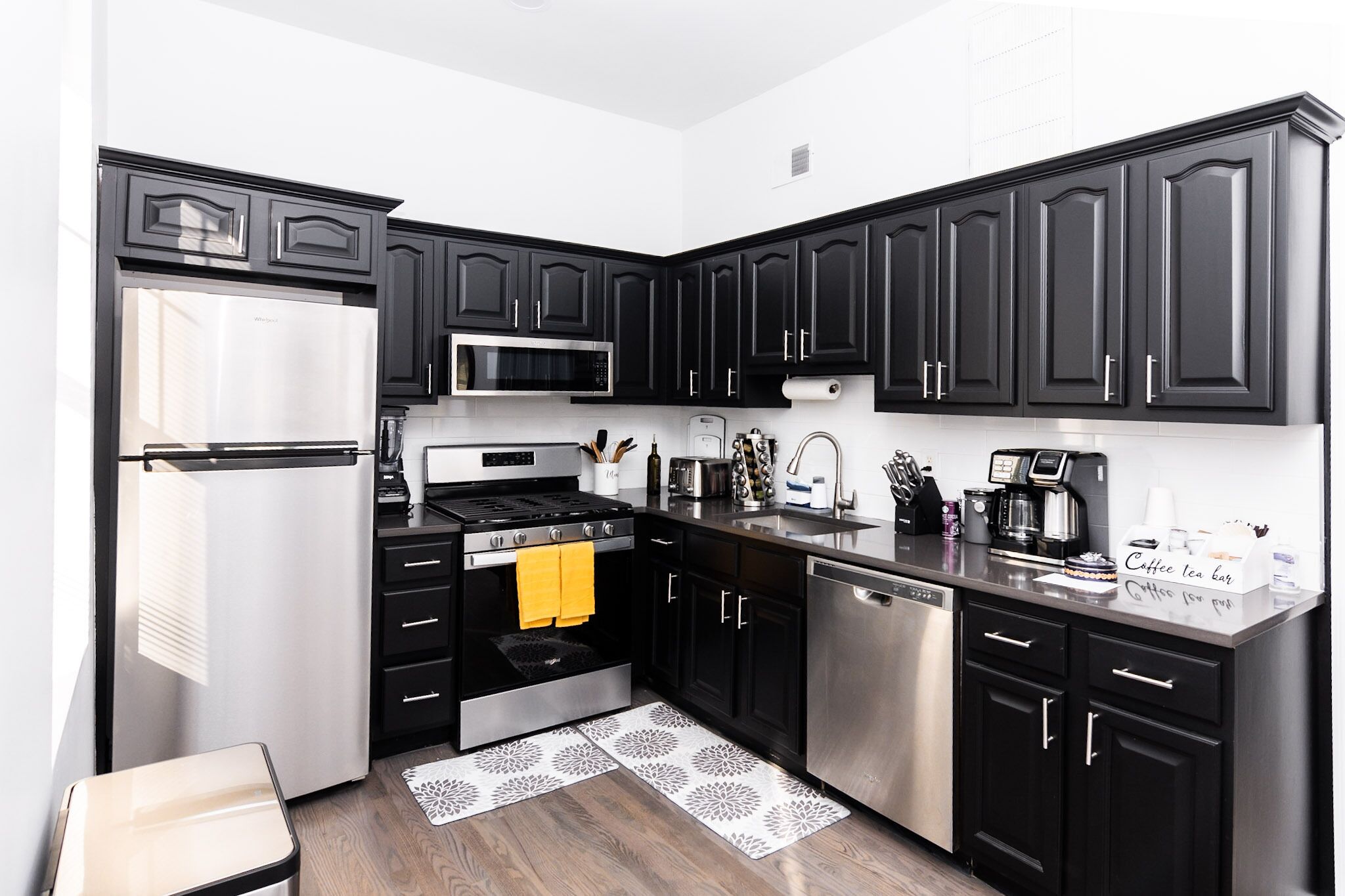 Een koelkast, een magnetron, een oven, een kookplaat