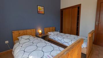 2 Schlafzimmer, Reisekinderbett, kostenloses WLAN, Bettwäsche