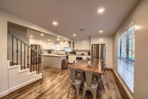 Maison, plusieurs chambres | Cuisine privée | Réfrigérateur, four, cafetière/bouilloire, grille-pain