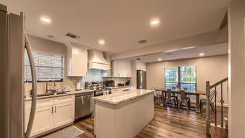 House, Multiple Bedrooms | Dapur peribadi | Peti sejuk, ketuhar, pembancuh kopi/teh, pembakar roti