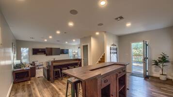 House, Multiple Bedrooms | Dapur peribadi | Peti sejuk, ketuhar, pembancuh kopi/teh, pembakar roti