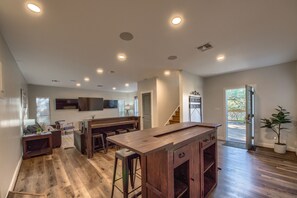 Casa, varias habitaciones | Cocina privada | Refrigerador, horno, cafetera y tetera y tostadora 