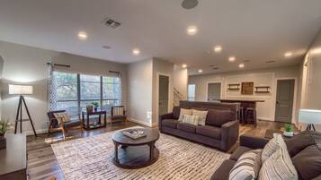 House, Multiple Bedrooms | Ruang tamu | TV Pintar