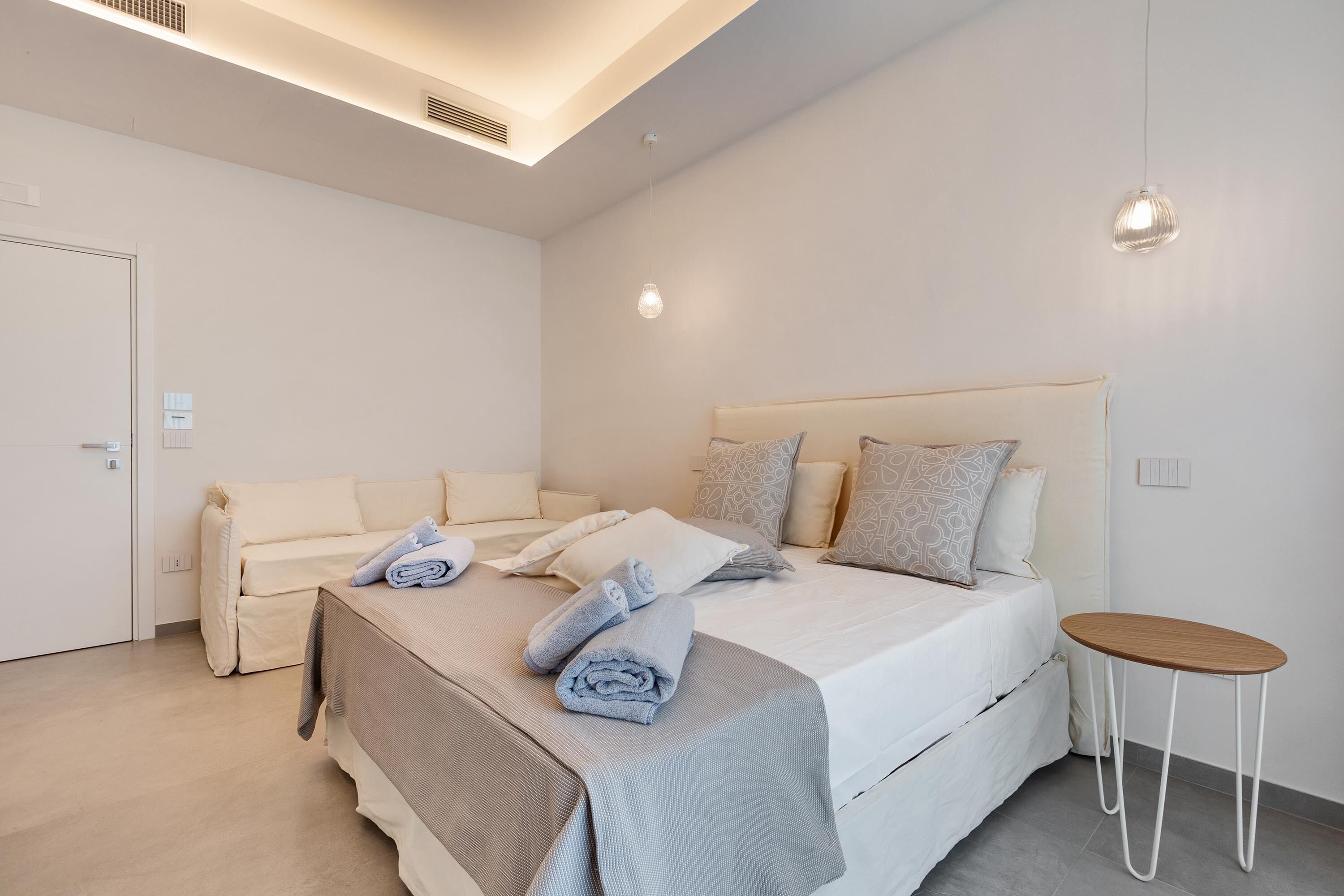 1 bedroom, bed sheets