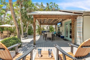 Outdoor dining - Shady Mango 2 Bedroom Home by RedAwning (Anna Maria)