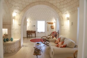 4 bedrooms, desk, Internet