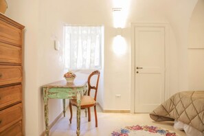 4 bedrooms, desk, Internet