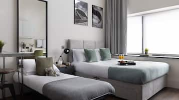 Family Studio, 1 King Bed, Non Smoking | Hypo-allergenic bedding, in-room safe, desk, laptop workspace