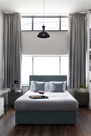 Hypo-allergenic bedding, in-room safe, desk, laptop workspace - Vive Hotel (Hastings)