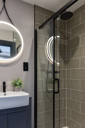 Standard Room | Bathroom - Vive Hotel (Hastings)
