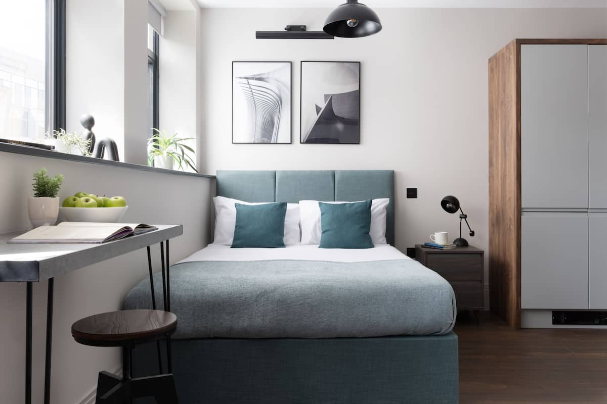 Standard Room | Hypo-allergenic bedding available, in-room safe, desk, laptop workspace