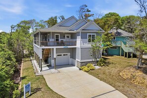 Exterior - Coastal Paws: Lovely, Peaceful Coastal Home with Golf Cart (Oak Island)