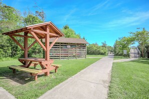 Outdoor dining - Coastal Paws: Lovely, Peaceful Coastal Home with Golf Cart (Oak Island)