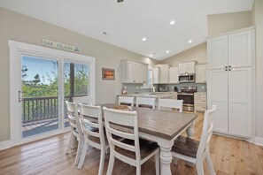 Dining - Coastal Paws: Lovely, Peaceful Coastal Home with Golf Cart (Oak Island)