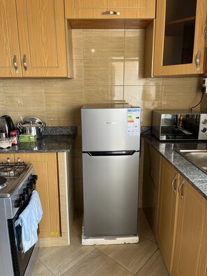 Kühlschrank, Mikrowelle, Wasserkocher, Kochgeschirr/Geschirr/Besteck