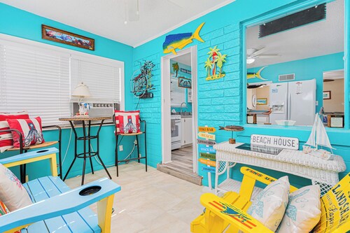 Walk to the pier and all attractions! Mermaid Manor