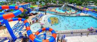 Walk to the pier and all attractions! Mermaid Manor