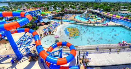 Walk to the pier and all attractions! Mermaid Manor