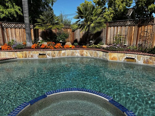 Private Queen Suite with Pool and Hot Tub