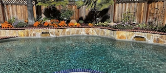 Private Queen Suite with Pool and Hot Tub