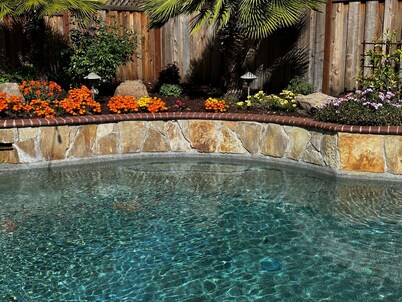 Private Queen Suite with Pool and Hot Tub