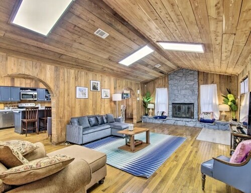 Private hot tub • Putting green • Peaceful Mississippi cabin