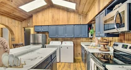 Cozy Cabin w/ Hot Tub & Wi-Fi