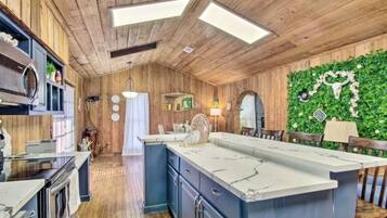 KylskÄp, mikrovÄgsugn, ugn och spishÀll