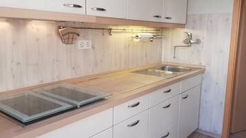 JÀÀkaappi, mikroaaltouuni, uuni, liesi