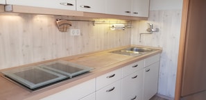 Frigorifero, microonde, forno, piano cottura