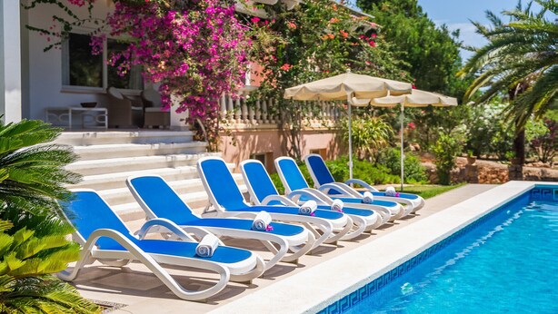 A poolside area with lounge chairs and a pool. - Finca near the beach Casa Bonita in Mallorca (Colònia de Sant Jordi)