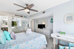 2 habitaciones, escritorio y tabla de planchar con plancha
