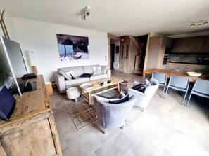Living area - 350m from shops, 3rd floor, view panoramic, swimming pool, balcony, parking, tv, ski locker, 89m² (Villard-sur-Doron)