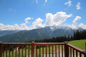 Property grounds - 350m from shops, 3rd floor, view panoramic, swimming pool, balcony, parking, tv, ski locker, 89m² (Villard-sur-Doron)