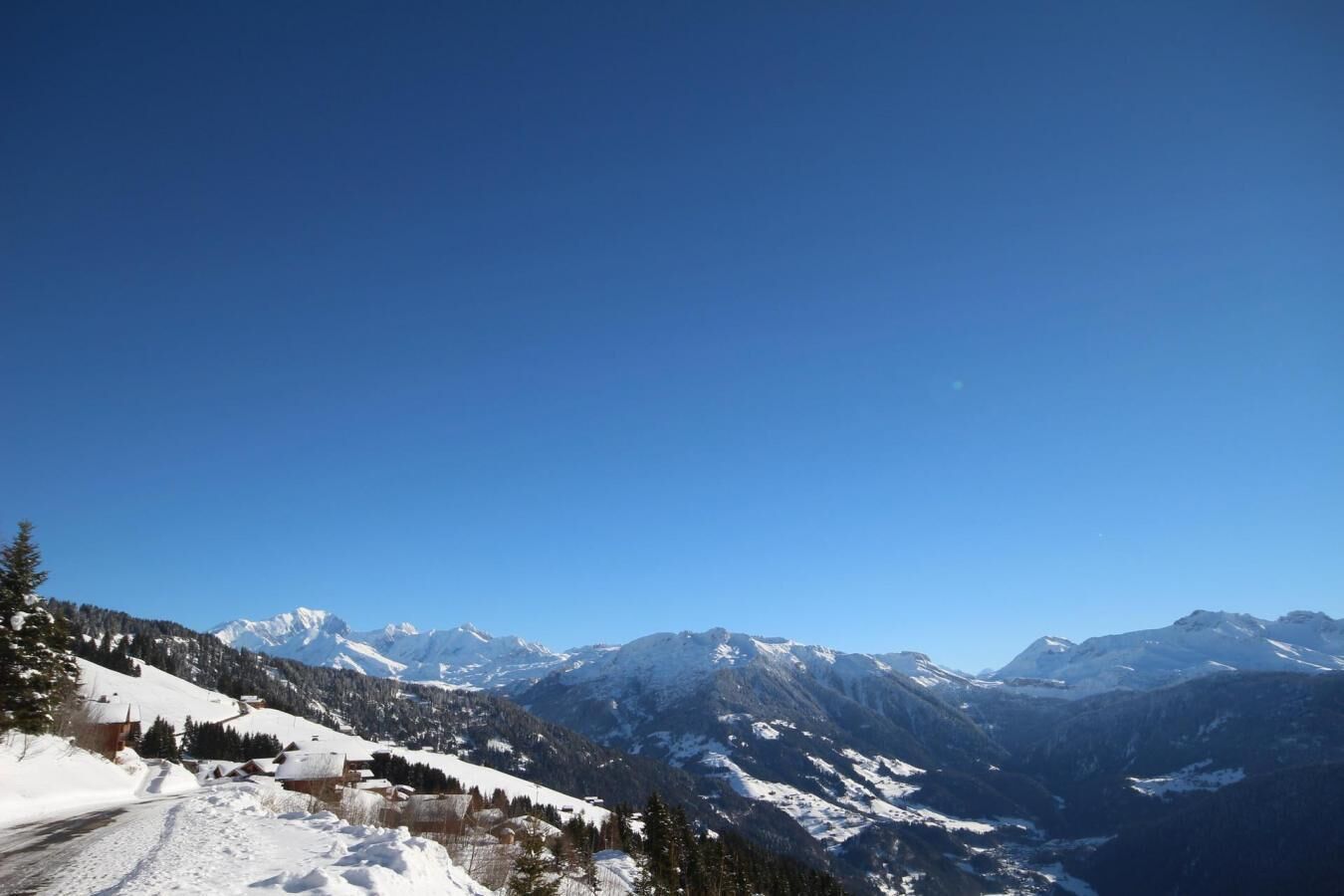 Eine verschneite Berglandschaft mit blauem Himmel.
