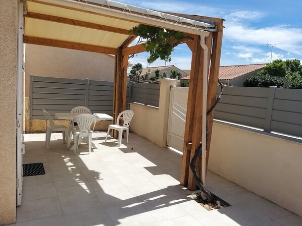 تناول الطعام بالخارج