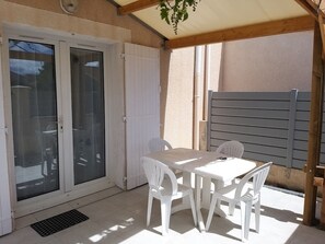 Outdoor dining - House in gated community (Vic-la-Gardiole)