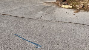 Un bâtiment d’un seul étage, doté d’un toit à pignon, d’un porche couvert et d’une allée pavée.