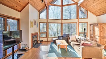 Fernseher, Kamin, BĂŒcher