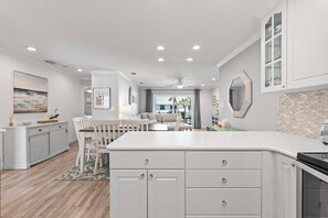 冷蔵庫、電子レンジ、オーブン、コンロ